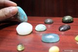 Pengunjung melihat koleksi batu mulia yang dipajang di Museum Batu Mulia Nusantara, Universitas Brawijaya, Malang, Jawa Timur, Selasa (7/1/2020). Museum tersebut memajang ratusan batu mulia langka khas nusantara seperti Giok Nabire, Meteorite Chondrite, Jasper serta fosil kerang kimia yang merupakan hasil penelitian batu-batuan di sejumlah kawasan penghasil tambang dari Banyuwangi hingga Cikotok. Antara Jatim/ Ari Bowo Sucipto/zk