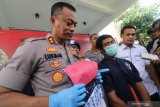 Kapolres Kediri AKBP Lukman Cahyono (kiri) memperlihatkan barang bukti sekaligus tersangka begal payudara berinisial HY (tengah) saat gelar kasus cabul di Polres Kediri, Jawa Timur, Selasa (7/1/2020). Sebulan terakhir kepolisian daerah setempat berhasil membekuk dua tersangka begal payudara di jalan raya yang telah meresahkan masyarakat. Antara Jatim/Prasetia Fauzani/zk.