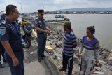 Kepala Kantor Kesyahbandaran dan Otoritas Pelabuhan Kelas IV Panarukan Capt. Miftakhul Hadi (kedua kiri), memberikan imbauan ke nelayan saat cuaca buruk di Pelabuhan Panarukan, Situbondo, Jawa Timur, Rabu (8/1/2020). Menurut Badan Meteorologi Klimatologi dan Geofisika mengimbau nelayan tidak berlayar selama cuaca buruk sampai 13 Januari 2020. Antara Jatim/Seno/zk