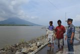 Kepala Kantor Kesyahbandaran dan Otoritas Pelabuhan Kelas IV Panarukan Capt. Miftakhul Hadi (kanan), memberikan imbauan ke nelayan saat cuaca buruk di Pelabuhan Panarukan, Situbondo, Jawa Timur, Rabu (8/1/2020). Menurut Badan Meteorologi Klimatologi dan Geofisika mengimbau nelayan tidak berlayar selama cuaca buruk sampai 13 Januari 2020. Antara Jatim/Seno/zk