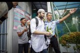 Penyanyi Ridho Rhoma (tengah) berjalan meninggalkan Rutan Salemba di Jakarta, Rabu (8/1/2020). Ridho Rhoma mendapatkan cuti bersyarat sehingga bisa bebas lebih cepat dua bulan dari delapan bulan masa tahanan yang harus dijalani dalam kasus penyalahgunaan narkoba. ANTARA FOTO/Dhemas Reviyanto/nym.