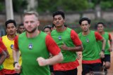 Pesepak bola Bali United melakukan pemanasan saat latihan ketahanan fisik di GOR Ngurah Rai, Denpasar, Bali, Rabu (8/1/2020). Klub Bali United melakukan latihan intensif menjelang laga tandang perdananya di Liga Champions Asia 2020 menghadapi klub Tampines Rovers Singapura pada 14 Januari 2020. Antaranews Bali/Nyoman Budhiana.