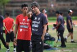 Pesepak bola Bali United Lerby Eliandry (kiri) mendapat arahan dari Pelatih Stefano Cugurra saat latihan ketahanan fisik di GOR Ngurah Rai, Denpasar, Bali, Rabu (8/1/2020). Klub Bali United melakukan latihan intensif menjelang laga tandang perdananya di Liga Champions Asia 2020 menghadapi klub Tampines Rovers Singapura pada 14 Januari 2020. Antaranews Bali/Nyoman Budhiana.