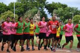 Pesepak bola Bali United melakukan pemanasan saat latihan ketahanan fisik di GOR Ngurah Rai, Denpasar, Bali, Rabu (8/1/2020). Klub Bali United melakukan latihan intensif menjelang laga tandang perdananya di Liga Champions Asia 2020 menghadapi klub Tampines Rovers Singapura pada 14 Januari 2020. Antaranews Bali/Nyoman Budhiana.