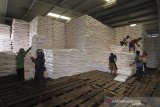 Pekerja mengangkut pupuk untuk didistribusikan di gudang pupuk PT Pupuk Kujang Jatibarang, Indramayu, Jawa Barat, Rabu (8/1/2020). Pupuk Kujang memastikan stok pupuk bersubsidi untuk memenuhi kebutuhan musim tanam awal tahun 2020 dalam kondisi aman dengan ketersedian stok mencapai 193.000 ton pupuk urea dan pupuk organik sebanyak 11.000 ton. ANTARA JABAR/Dedhez Anggara/agr