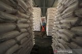 Pekerja mengangkut pupuk untuk didistribusikan di gudang pupuk PT Pupuk Kujang Jatibarang, Indramayu, Jawa Barat, Rabu (8/1/2020). Pupuk Kujang memastikan stok pupuk bersubsidi untuk memenuhi kebutuhan musim tanam awal tahun 2020 dalam kondisi aman dengan ketersedian stok mencapai 193.000 ton pupuk urea dan pupuk organik sebanyak 11.000 ton. ANTARA JABAR/Dedhez Anggara/agr