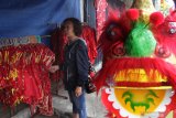 Pedagang menata baju tradisional China atau Ceongsam yang dijual dengan harga Rp 35 ribu hingga 100 ribu rupiah per potong di sebuah lapak di depan Klenteng En Ang Kiong, Malang, Jawa Timur, Kamis (9/1/2020). Penjual baju musiman setempat mengaku, sejak sepekan terakhir mereka mulai menambah stok baju Ceongsam dari Jakarta untuk mengatasi naiknya permintaan jelang Tahun Baru Imlek. Antara Jatim/Ari Bowo Sucipto/zk