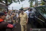 Menteri Pertahanan Prabowo Subianto menyapa mahasiswa saat melayat almarhum Rektor Universitas Kebangsaan Republik Indonesia (UKRI) Boyke Setiawan yang  wafat di Bandung, Jawa Barat, Kamis (9/1/2020). Prabowo Subianto melayat Boyke Setiawan yang juga mantan Sekjen Pengurus Besar Persatuan Judo Seluruh Indonesia yang meninggal pada usia 67 tahun karena sakit. ANTARA JABARRaisan Al Farisi/agr