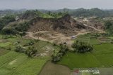 Foto udara aktivitas penambangan pasir di kawasan Mangin, Kota Tasikmalaya, Jawa Barat, Kamis (9/1/2020). Maraknya penambangan pasir ilegal di kawasan tersebut membuat beberapa bukit menjadi rata dan beralih fungsi menjadi kawasan permukiman dan hingga saat ini banyak bekas lahan penambangan ditinggalkan begitu saja tanpa upaya perbaikan. ANTARA JABAR/Adeng Bustomi/agr