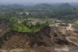 Foto udara aktivitas penambangan pasir di kawasan Mangin, Kota Tasikmalaya, Jawa Barat, Kamis (9/1/2020). Maraknya penambangan pasir ilegal di kawasan tersebut membuat beberapa bukit menjadi rata dan beralih fungsi menjadi kawasan permukiman dan hingga saat ini banyak bekas lahan penambangan ditinggalkan begitu saja tanpa upaya perbaikan. ANTARA JABAR/Adeng Bustomi/agr