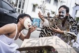 Seniman yang tergabung dalam aliansi seniman rudet Bandung menggelar aksi teaterikal Save Earth - Stop War di Bandung, Jawa Barat, Jumat (10/1/2020). Aksi teaterikal tersebut bertujuan mengajak masyarakat agar selalu menjaga perdamaian dan berjuang menjaga kelestarian bumi. ANTARA JABAR/M Agung Rajasa/agr