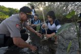 Anggota Polisi dan pelajar menanam bibit pohon bakau dalam program Polri Peduli Penghijauan di Tanjung Benoa, Badung, Bali, Jumat (10/1/2020). Kegiatan yang digelar serentak se-Indonesia tersebut untuk memperingati Hari Lingkungan Hidup Nasional dan Hari Gerakan sejuta Pohon Sedunia untuk kelestarian lingkungan. ANTARA FOTO/Nyoman Hendra Wibowo/nym