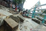 Pekerja membongkar lantai siring sungai Kemuning yang ambruk di Banjarbaru, Kalimantan Selatan, Jumat (10/1/2020). Siring sungai Kemuning yang berdekatan dengan salah satu tempat wisata menara pandang di banjarbaru tersebut ambruk akibat di terjang derasnya luapan sungai Kemuning. Foto Antaranews Kalsel/Bayu Pratama S.