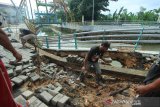 Pekerja membongkar lantai siring sungai Kemuning yang ambruk di Banjarbaru, Kalimantan Selatan, Jumat (10/1/2020). Siring sungai Kemuning yang berdekatan dengan salah satu tempat wisata menara pandang di banjarbaru tersebut ambruk akibat di terjang derasnya luapan sungai Kemuning. Foto Antaranews Kalsel/Bayu Pratama S.