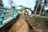 Pekerja membongkar lantai siring sungai Kemuning yang ambruk di Banjarbaru, Kalimantan Selatan, Jumat (10/1/2020). Siring sungai Kemuning yang berdekatan dengan salah satu tempat wisata menara pandang di banjarbaru tersebut ambruk akibat di terjang derasnya luapan sungai Kemuning. Foto Antaranews Kalsel/Bayu Pratama S.