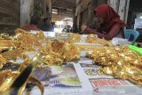 Pekerja mengumpulkan kerajinan perhiasan lapis emas sebelum dipasarkan di Indramayu, Jawa Barat, Jumat (10/1/2020). Pengusaha perhiasan lapis emas mengeluhkan mahalnya harga emas murni untuk bahan baku pembuatan perhiasan tersebut sehingga mereka terancam gulung tikar. ANTARA JABAR/Dedhez Anggara/agr