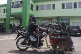 Pedagang memindahkan barang dagangannya ke lapak baru di pasar khusus besi bekas di pasar Comboran usai direvitalisasi di Malang, Jawa Timur, Jumat (10/1/2020). Pemerintah berencana melakukan revitalisasi 29 pasar tradisional di seluruh Indonesia di sepanjang tahun 2020 termasuk diantaranya membangun pasar tematik sebagai upaya mendorong pertumbuhan ekonomi sekaligus menjadi ikon wisata belanja. Antara Jatim/Ari Bowo Sucipto/zk