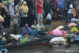 Walikota Banjarmasin Ibnu Sina berbincang dengan pedagang pasar terapung Kuin-Alalak di dermaga Kuin, Banjarmasin, Kalimantan Selatan, Sabtu (11/1/2020). Pemerintah Kota Banjarmasin berupaya menghidupkan kembali wisata pasar terapung muara kuin dengan memindahkan ke dermaga Kuin yang berdekatan dengan wisata religi makam Sultan Suriansyah. Foto Antaranews Kalsel/Bayu Pratama S.