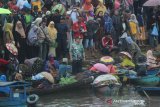 Walikota Banjarmasin Ibnu Sina berbincang dengan pedagang pasar terapung Kuin-Alalak di dermaga Kuin, Banjarmasin, Kalimantan Selatan, Sabtu (11/1/2020). Pemerintah Kota Banjarmasin berupaya menghidupkan kembali wisata pasar terapung muara kuin dengan memindahkan ke dermaga Kuin yang berdekatan dengan wisata religi makam Sultan Suriansyah. Foto Antaranews Kalsel/Bayu Pratama S.