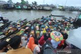 Suasana pasar terapung Kuin-Alalak di dermaga Kuin, Banjarmasin, Kalimantan Selatan, Sabtu (11/1/2020). Pemerintah Kota Banjarmasin berupaya menghidupkan kembali wisata pasar terapung muara kuin dengan memindahkan ke dermaga Kuin yang berdekatan dengan wisata religi makam Sultan Suriansyah. Foto Antaranews Kalsel/Bayu Pratama S.