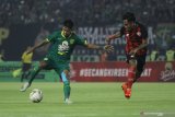 Pesepak bola Persebaya Supriyadi (kiri) menggiring bola dengan dikawal pesepak bola Persis Solo Dedi Tri (kanan) pada pertandingan uji coba di Stadion Gelora Bung Tomo, Surabaya, Jawa Timur, Sabtu (11/1/2020). Hingga babak pertama usai Persebaya sementara unggul dengan skor 1-0. Antara Jatim/Moch Asim/zk.