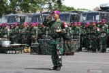 Prajurit Marinir dari Resimen Bantuan Tempur 2 Marinir mengikuti apel kesiapsiagaan menghadapi bencana di Bhumi Marinir Karangpilang, Surabaya, Jawa Timur, Sabtu (11/1/2020). Apel diikuti prajurit Resimen Bantuan Tempur 2 Marinir, Basarnas, Badan Penanggulangan Bencana Daerah (BPBD) Jawa Timur, komunitas Indonesia Offroad Federation tersebut dalam rangka melakukan persiapan untuk menghadapi kemungkinan adanya bencana khususnya bencana hidrometeorologi. Antara Jatim/Didik/ZK