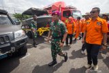 Komandan Resimen Bantuan Tempur 2 Marinir (Danmenbanpur 2 Mar) Kolonel Marinir Citro Subono (kedua kiri) didampingi Kepala Pelaksana Badan Penanggulangan Bencana Daerah (BPBD) Jawa Timur Suban Wahyudiono (kanan) memeriksa peralatan pencarian dan pertolongan (SAR) saat apel kesiapsiagaan menghadapi bencana di Bhumi Marinir Karangpilang, Surabaya, Jawa Timur, Sabtu (11/1/2020). Apel diikuti prajurit Resimen Bantuan Tempur 2 Marinir, Basarnas, Badan Penanggulangan Bencana Daerah (BPBD) Jawa Timur, komunitas Indonesia Offroad Federation tersebut dalam rangka melakukan persiapan untuk menghadapi kemungkinan adanya bencana khususnya bencana hidrometeorologi. Antara Jatim/Didik/ZK