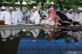 Jamaah mengikuti doa bersama saat acara Dzikir dan doa bersama jamaah dzikir Al-Khidmad di depan Masjid Agung Sidoarjo, Jawa Timur, Minggu (12/1/2020). Dzikir dan doa bersama yang diikuti ribuan jamaah tersebut digelar dalam rangka rangkaian memperingati hari jadi Sidoarjo yang ke 161. Antara Jatim/Umarul Faruq/zk