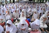 Jamaah mengikuti doa bersama saat acara Dzikir dan doa bersama jamaah dzikir Al-Khidmad di depan Masjid Agung Sidoarjo, Jawa Timur, Minggu (12/1/2020). Dzikir dan doa bersama yang diikuti ribuan jamaah tersebut digelar dalam rangka rangkaian memperingati hari jadi Sidoarjo yang ke 161. Antara Jatim/Umarul Faruq/zk