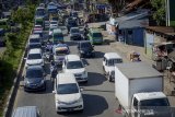 Kendaraan terjebak Kemacetan di Jalan Raya Cipacing, Cileunyi, Kabupaten Bandung, Jawa Barat, Minggu (12/1/2020). Kemacetan tersebut disebabkan oleh adanya pengalihan arus imbas dari proyek pengerjaan Simpang Susun Jalan Tol Cisumdawu. ANTARA JABAR/Raisan Al Farisi/agr