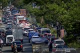 Kendaraan terjebak Kemacetan di Jalan Raya Cipacing, Cileunyi, Kabupaten Bandung, Jawa Barat, Minggu (12/1/2020). Kemacetan tersebut disebabkan oleh adanya pengalihan arus imbas dari proyek pengerjaan Simpang Susun Jalan Tol Cisumdawu. ANTARA JABAR/Raisan Al Farisi/agr