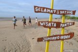 Pengunjung berolahraga di pantai wisata Jumiang, Pamekasan, Jawa Timur, Minggu (12/1/2020). Dalam sepekan terakhir kunjungan wisatawan ke daerah itu, menurun karena terkendala cuaca terutama saat libur akhir pekan. Antara Jatim /Saiful Bahri/zk.