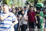 Menteri Pertanian (Mentan) Syahrul Yasin Limpo (kedua kanan) berolah raga saat car free day Dago di sela-sela kunjungan kerja di Bandung, Jawa Barat, Minggu (12/1/2020). Dalam kunjungan kerja tersebut Menteri Pertanian menyoroti maraknya praktik alih fungsi lahan dan meminta dengan tegas kepada Kepolisian untuk menindak para pelaku alih fungsi lahan di sejumlah wilayah di Indonesia. ANTARA JABAR/M Agung Rajasa/agr