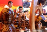 Bupati Aceh Barat Ramli Ms (dua kanan) meninjau stan industri kecil kreatif dan usaha kerajinan dari industri rumah tangga pada acara Teuku Umar Expo di Desa Ujong Kalak, Kecamatan Johan Pahlawan, Aceh Barat, Aceh, Senin (13/1/2020). Teuku Umar Expo yang berlangsung sejak 13 sampai 19 Januari 2020 tersebut menampilkan beragam kerajinan produksi dari berbagai UKM di daerah itu. Antara Aceh/Syifa Yulinnas.