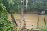 Tali jembatan gantung putus, warga berjatuhan ke sungai
