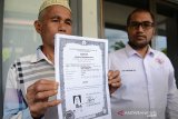 Nurdin Abdullah (64) Warga Aceh Timur, Aceh didampingi Ketua Yayasan Advokasi Rakyat Aceh (YARA), Safaruddin (kanan) memperlihatkan selembar ijazah atas nama anaknya, Safridawati diduga korban perdagangan manusia saat melapor di Mapolda Aceh, Banda Aceh, Senin (13/2/2020). Nurdin Abdullah bersama YARA berharap Polda Aceh dan Kedudataan Besar Indonesia di Malaysia untuk menemukan anaknya, Safridawati yang berangkat ke Malaysia sejak tahun 2015 atas ajakan tetangganya, Meutia dengan dijanjikan upah Rp 3 juta perbulan itu hingga saat ini tidak diketahui keberadaannya, diduga korban perdagangan manusia. Antara Aceh/Ampelsa.