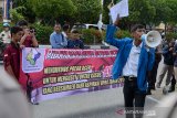 Mahasiwa yang tergabung dalam Aliansi Mahasiswa Peduli Pendidikan Aceh (AMPPA) mengusung spanduk saat aksi di Mapolda Aceh, Banda Aceh, Senin (13/2/2020). Mahasiswa mendesak Polda Aceh serius mengusut dugaan korupsi bantuan beasiswa yang bersumber dari dana aspiriasi anggota DPR Aceh tahun 2017 dengan nilai anggaran sebesar Rp22,295 miliar yang diduga melibatkan sejumlah pejabat pemerintah Aceh dan anggota dewan. Antara Aceh/Ampelsa.