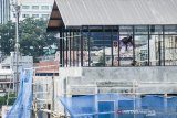 Pekerja menyelesaikan pembangunan salah satu gedung bertingkat di Bandung, Jawa Barat, Senin (13/1/2020). Menurut Data Kementeria Ketenagakerjaan Angka kasus kecelakaan kerja di Indonesia selama tahun 2019 mengalami penurunan sebesar 26,40 persen dibandingkan tahun sebelumnya serta akan meningkatkan pendidikan kesehatan dan keselamatan kerja di tahun 2020. ANTARA JABAR/Novrian Arbi/agr