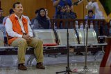 Terdakwa kasus suap Meikarta yang juga Sekretaris Daerah Jawa Barat nonaktif, Iwa Karniwa menjalani sidang perdana dengan agenda pembacaan dakwaan di Pengadilan Tipikor, Bandung, Jawa Barat, Senin (13/1/2020). Dalam sidang perdana tersebut, Iwa Karniwa di dakwa menerima uang senilai Rp 900 juta untuk memuluskan perizinan proyek Meikarta. ANTARA JABAR/Raisan Al Farisi/agr