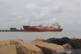 Sebuah kapal tanker melakukan pengisian LPG berlabuh di Jetty Pertamina RU VI Balongan, Indramayu, Jawa Barat, Senin (13/1/2020). Tahun 2020 Pertamina telah menargetkan produksi migas sebesar 923 ribu BOEPD, terdiri dari minyak 430 ribu barel per hari (bph) dan gas sebesar 2.857 juta kaki kubik per hari (mmscfd). ANTARA JABAR/Dedhez Anggara/agr