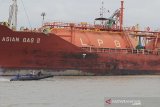 Sebuah kapal tanker melakukan pengisian LPG berlabuh di Jetty Pertamina RU VI Balongan, Indramayu, Jawa Barat, Senin (13/1/2020). Tahun 2020 Pertamina telah menargetkan produksi migas sebesar 923 ribu BOEPD, terdiri dari minyak 430 ribu barel per hari (bph) dan gas sebesar 2.857 juta kaki kubik per hari (mmscfd). ANTARA JABAR/Dedhez Anggara/agr