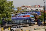 Sejumlah mobil truk yang membawa kebutuhan pokok parkir di pelabuhan Bolok, Kupang, NTT Senin (13/1/2020). Cuaca buruk yang terjadi dalam beberapa pekan terakhir yang berujung tidak beroperasinya kapal di pelabuhan tersebut hingga 15 Januari 2020 itu mengakibatkan distribusi kebutuhan pokok di pulau-pulau di perairan NTT terhambat. ANTARA FOTO/Kornelis Kaha/nym.