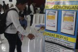 Pencari kerja melihat persyaratan yang tercantum dalam lowongan kerja di sebuah stand perusahaan dalam Bursa Kerja di Aula Skodam, Malang, Jawa Timur, Selasa (14/1/2020). Bursa lowongan kerja yang diadakan selama dua hari tersebut merupakan upaya menurunkan angka pengangguran yang diperkirakan pada tahun 2020 mencapai 4,8 hingga 5 persen. Antara Jatim/Ari Bowo SuciptoA/zk