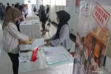 Pencari kerja melihat persyaratan yang tercantum dalam lowongan kerja di sebuah stand perusahaan dalam Bursa Kerja di Aula Skodam, Malang, Jawa Timur, Selasa (14/1/2020). Bursa lowongan kerja yang diadakan selama dua hari tersebut merupakan upaya menurunkan angka pengangguran yang diperkirakan pada tahun 2020 mencapai 4,8 hingga 5 persen. Antara Jatim/Ari Bowo SuciptoA/zk