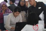 Pencari kerja melihat persyaratan yang tercantum dalam lowongan kerja di sebuah stand perusahaan dalam Bursa Kerja di Aula Skodam, Malang, Jawa Timur, Selasa (14/1/2020). Bursa lowongan kerja yang diadakan selama dua hari tersebut merupakan upaya menurunkan angka pengangguran yang diperkirakan pada tahun 2020 mencapai 4,8 hingga 5 persen. Antara Jatim/Ari Bowo SuciptoA/zk