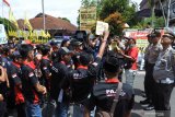 Sejumlah sopir ambulan desa melakukan aksi demo di DPRD Jember, Jawa Timur, Senin (13/1/2020). Dalam aksinya puluhan sopir ambulan desa memprotes pernyataan anggota DPRD Jember David Handoko Seto yang dianggap meghina sopir ambulan melalui media sosial. Antara Jatim/Seno/zk