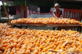 Petani menjemur jagung yang baru dipanen di Desa Galis, Pamekasan, Jawa Timur, Selasa (14/1/2020). Dalam sepekan terakhir harga jagung ditingkat petani di daerah itu turun dari Rp5.500 menjadi Rp5.000 per kg, karena stok mulai melimpah. Antara Jatim/Saiful Bahri/zk