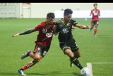 Pesepak bola Bali United Stefano Lilipaly (kiri) berebut bola dengan pesepak bola Tampines Rovers Muhammad Syahrul Sazali pada pertandingan babak penyisihan Liga Champions Asia di Stadion Jalan Besar, Singapura, Selasa (14/1/2020). Bali United menang atas Tampines Rovers Singapura dengan skor 5-3. ANTARA FOTO/Erwin Prasetyo/nym.