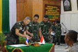 Kepala Staf Angkatan Darat, Jenderal TNI Andika Perkasa (tengah) dan Panglima Angkatan Darat Kerajaan Thailand General Apirat Kongsompong (kiri) menandatangani nota kerjasama militer di Kodam Iskandar Muda di Banda Aceh, Aceh, Selasa (14/2/2020). Kunjungan Panglima Angkatan Darat Kerajaan Thailand itu dalam rangka penandatanganan empat tahun Implementing Arrangement kelanjutan kerjasama dengan TNI-AD periode 2020-2023 dibidang pendidikan militer dan selain pertemuan dengan mantan petinggi Gerakan Aceh Merdeka (GAM) terkait keberhasilan pemerintah Indonesia dalam penyelesaian konflik di Aceh. Antara Aceh/Ampelsa