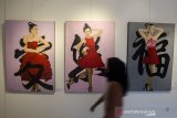 Pengunjung melihat lukisan yang ditampilkan pada pameran tunggal lukisan bertajuk Pleasure di Galeri Komunitas Hegarmanah, Bandung, Jawa Barat, Selasa (14/1/2020).  Pameran lukisan karya Seniman keturunan Tionghoa Indonesia Ho Se Chen tersebut menampilkan kolaborasi seni lukis china dan Indonesia sebagai pemaknaan kolaborasi kultur dan budaya. ANTARA JABAR/Novrian Arbi/agr